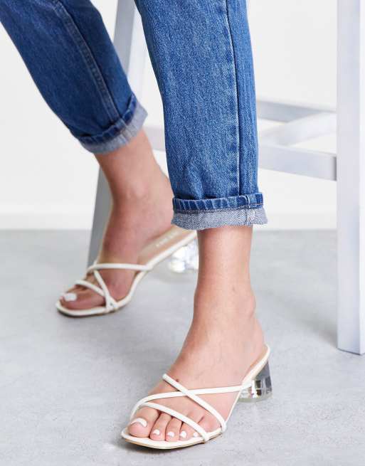 Sandalias blancas tipo chinela con tacón medio transparente Olga de BEBO