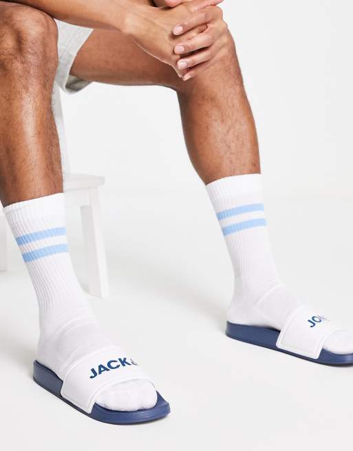 Sandalias blancas y azules con diseño color block y banda con logo de Jack & Jones