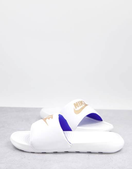 Sandalias blancas y doradas sin cierres Victori One de Nike