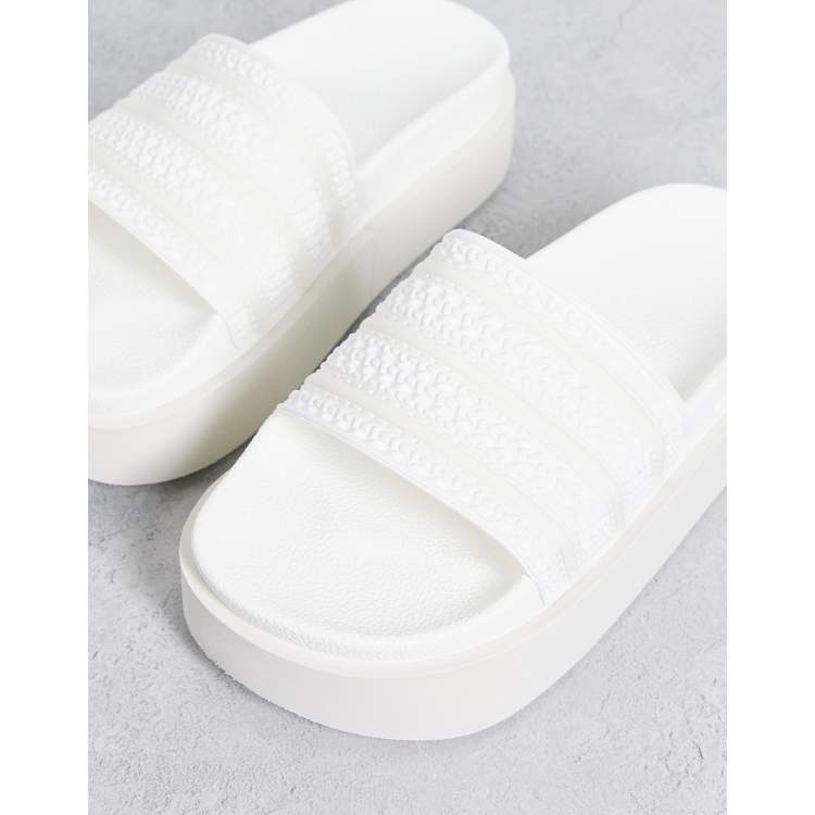 Sandalias blanco hueso con plataforma Adilette Bonega de adidas