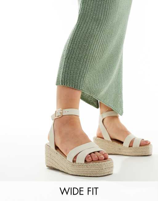 Sandalias blanco hueso con plataforma plana de New Look Wide Fit