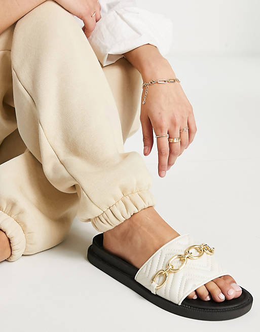 Sandalias blanco hueso de suela gruesa con diseño acolchado y detalle de cadena de London Rebel