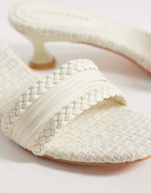 Sandalias blanco hueso de tacón bajo con diseño entretejido de Glamorous, 4 de 4