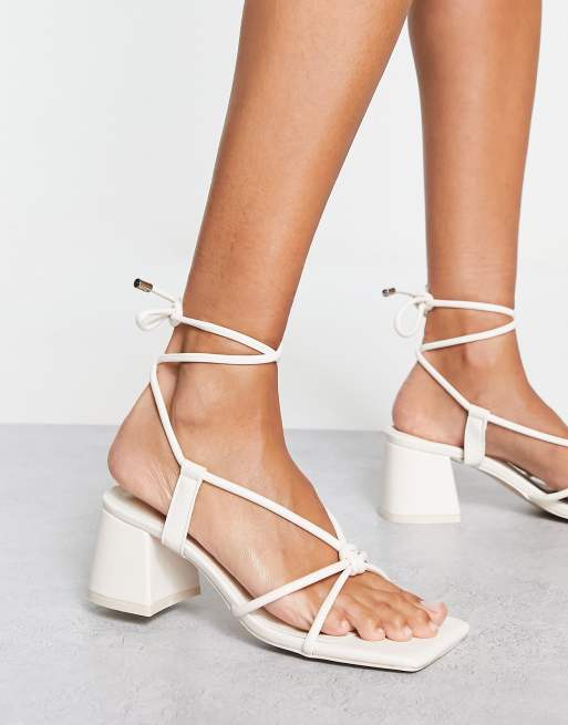 Sandalias blanco hueso de tacón medio con diseño de tiras y detalle anudado Aloha de Public Desire
