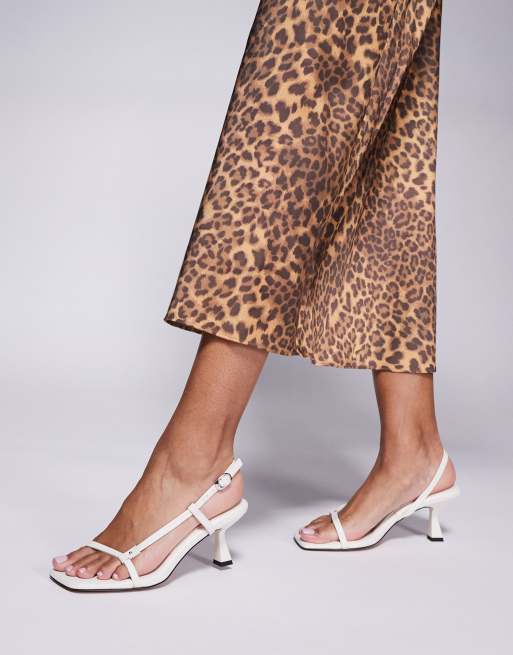 Sandalias blanco hueso de tacón medio con diseño minimalista Hattie de ASOS DESIGN