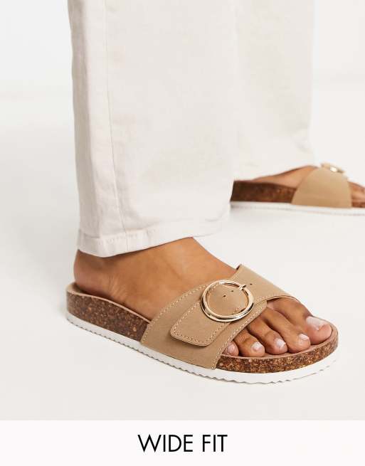 Sandalias blanco hueso planas con diseño tejido de New Look Wide Fit