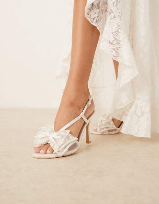 Sandalias blanco marfil de tacón con lazo de encaje Dove de Be Mine, 3 de 4