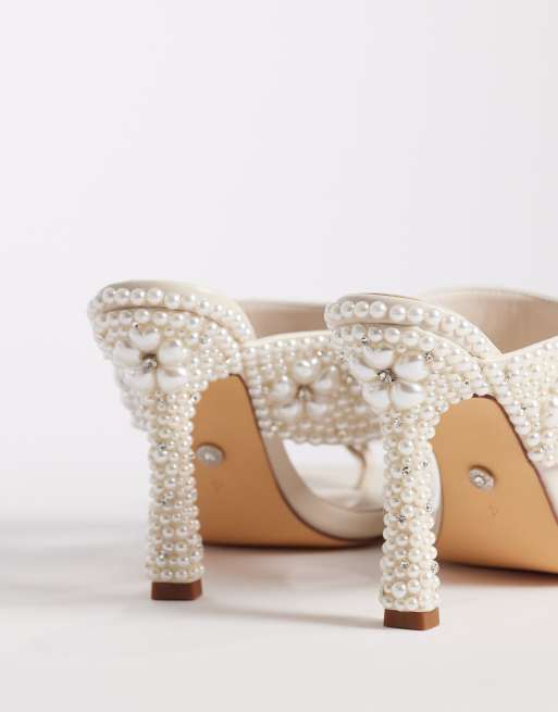 Sandalias blanco marfil de tacón con tira al dedo y perlas Ellaruth de Azalea Wang, 3 de 4