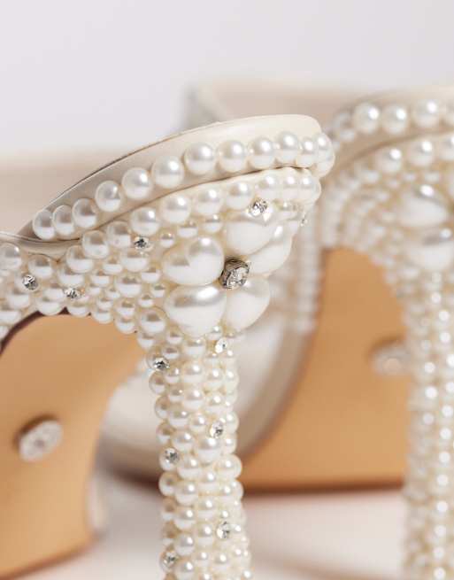 Sandalias blanco marfil de tacón con tira al dedo y perlas Ellaruth de Azalea Wang, 4 de 4