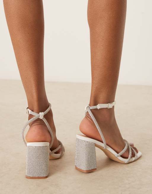 Sandalias blanco marfil de tacón de bloque con diseño adornado Danya de Be Mine, 4 de 4
