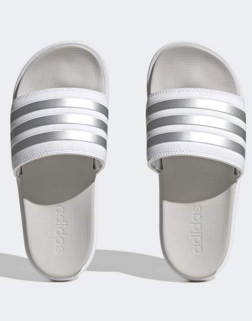 Sandalias blanco nube y cero metalizado con plataforma Adilette de adidas Performance
