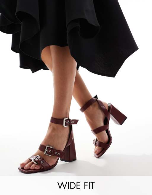 Sandalias burdeos con tacón de bloque y hebillas Neesha de RAID Wide Fit