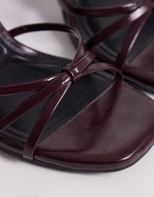 Sandalias burdeos minimalistas de tacón ancho con diseño de tiras de SEQWL, 4 de 4