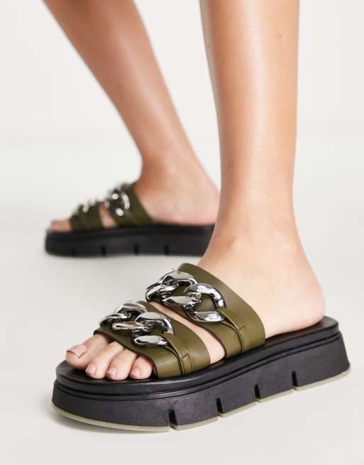 Sandalias caquis estilo mules con suela gruesa y detalle de cadena Peace de Topshop