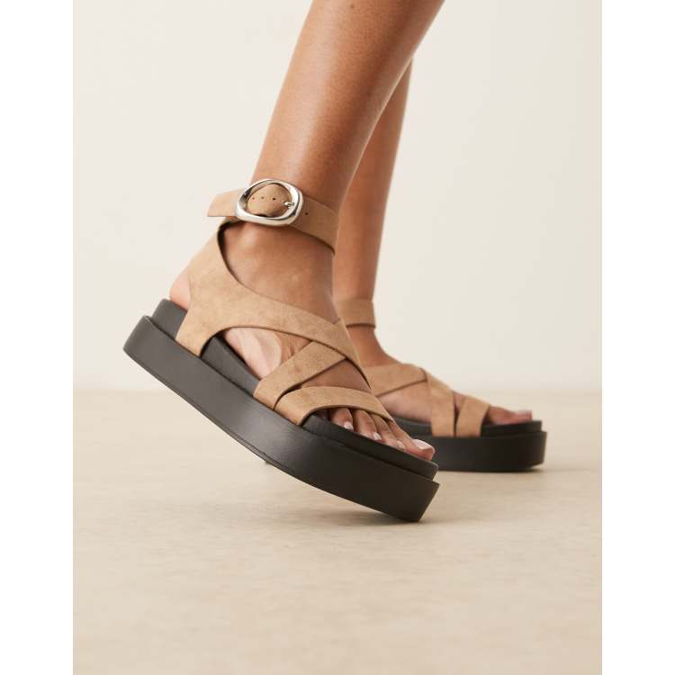 Sandalias color arena con planta moldeada y correas cruzadas de