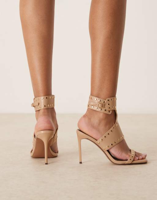Sandalias color arena de tacón alto con detalle de tachuelas