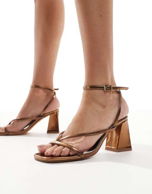 Sandalias color bronce de tacón medio de bloque con diseño de tiras Aria de London Rebel Wide Fit