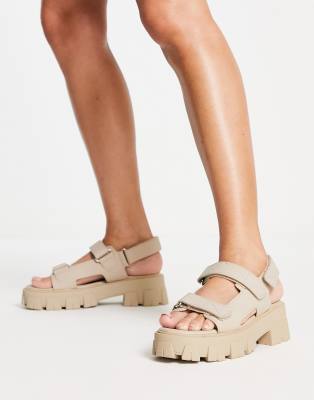 Sandalias color camel estilo deportivo con suela gruesa y cierre auto-adhesivo Brighton de Public Desire