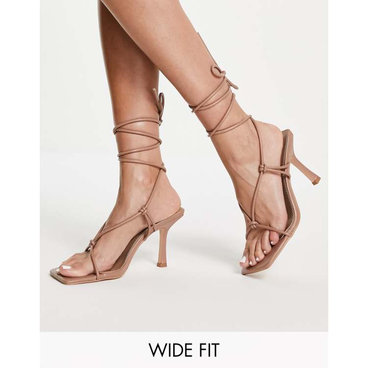 Sandalias color caramelo con tac n y dise o anudado al tobillo