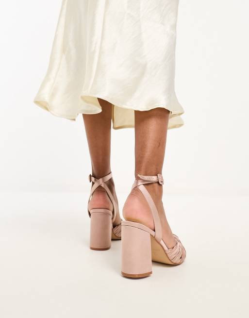 Sandalias color champán plisadas con tacón de bloque Snuggle de Be Mine, 3 de 4
