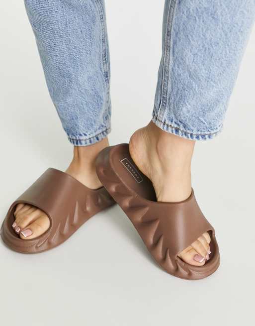 Sandalias color chocolate estilo chinelas Pye de Topshop