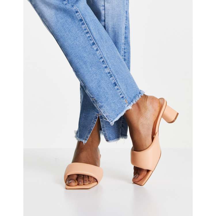 Sandalias color coral de tac n estilo mules con dise o acolchado