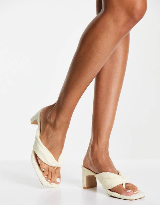 Sandalias color crema con tira para el dedo de rizo tipo toalla Naryn de Raid