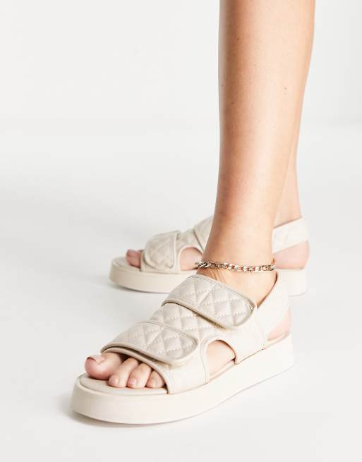 Sandalias color crema planas con diseño guateado de Missguided