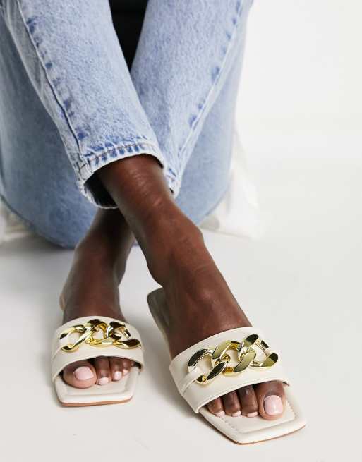 Sandalias color crema sin cierres con detalle de cadena gruesa de Truffle Collection