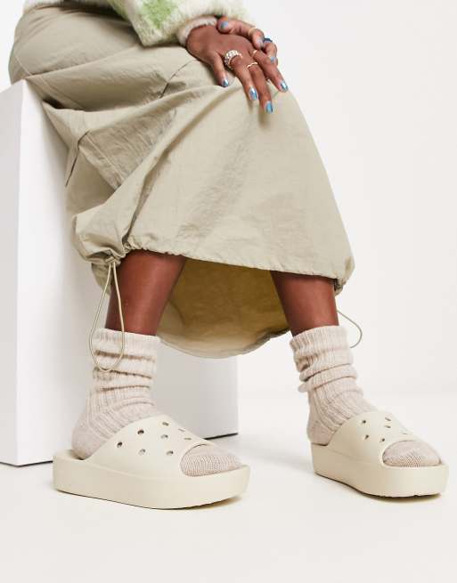 Sandalias color hueso sin cierres con plataforma de Crocs 