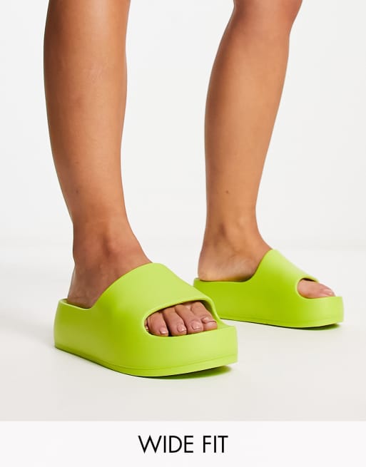 Sandalias color lima con diseño de una pieza February de ASOS DESIGN Wide Fit