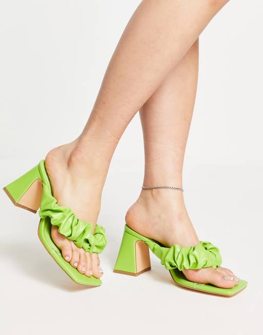 Sandalias color lima estilo mules con tacón de bloque y tira fruncida Nori de Topshop