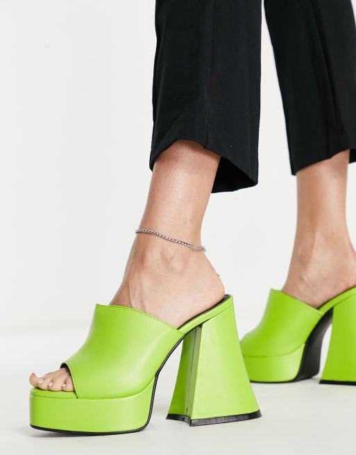Sandalias color lima estilo mules con tacón y plataforma de Lamoda 