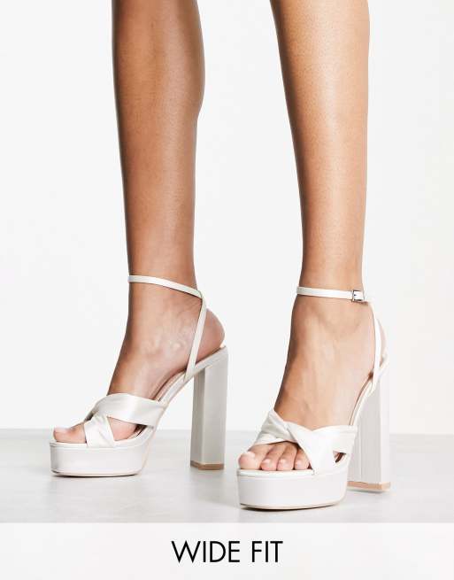 Sandalias color marfil con tacón y plataforma de satén Margot de Be Mine Wide Fit