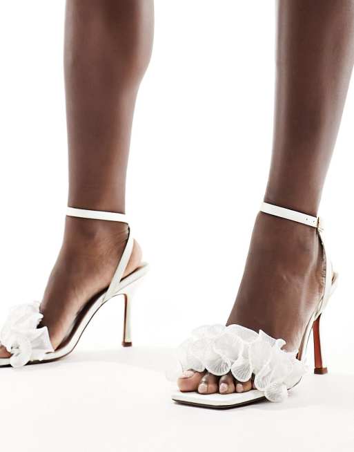 Sandalias color marfil de tacón alto con detalle de volantes Now de ASOS DESIGN