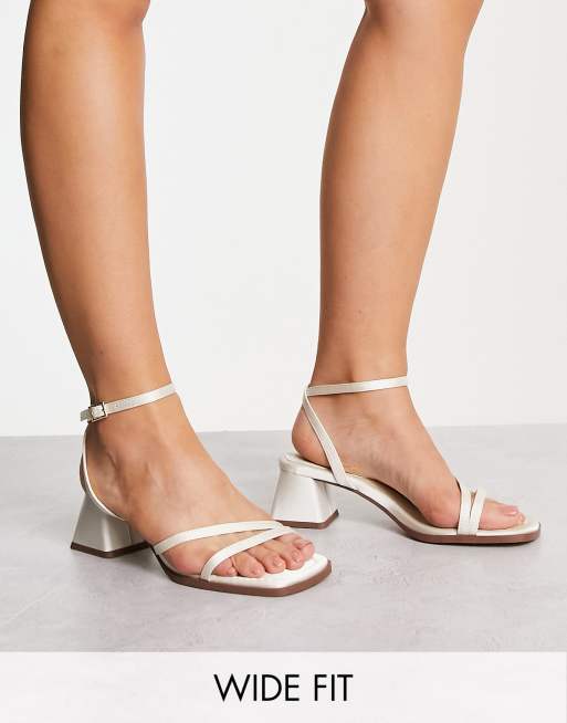 Sandalias color marfil de tacón medio de bloque Hastings de ASOS DESIGN Wide Fit 