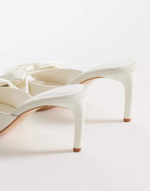 Sandalias color marfil estilo mules con lazo de satén de Glamorous, 4 de 4