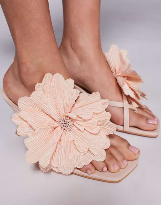 Sandalias color melocotón de tacón medio con diseño de flores
