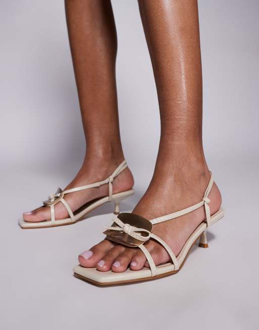 Sandalias color piedra de tacón bajo con diseño de tiras y puntera cuadrada Heiti de SIMMI London