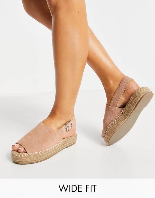 Sandalias color piedra destalonadas con plataforma plana de Simply Be Wide Fit