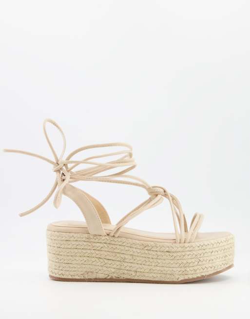 Sandalias color rubor con plataforma plana de esparto de Glamorous