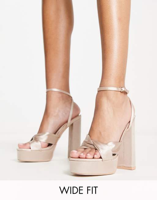 Sandalias color rubor con tacón y plataforma de satén Margot de Be Mine Wide Fit