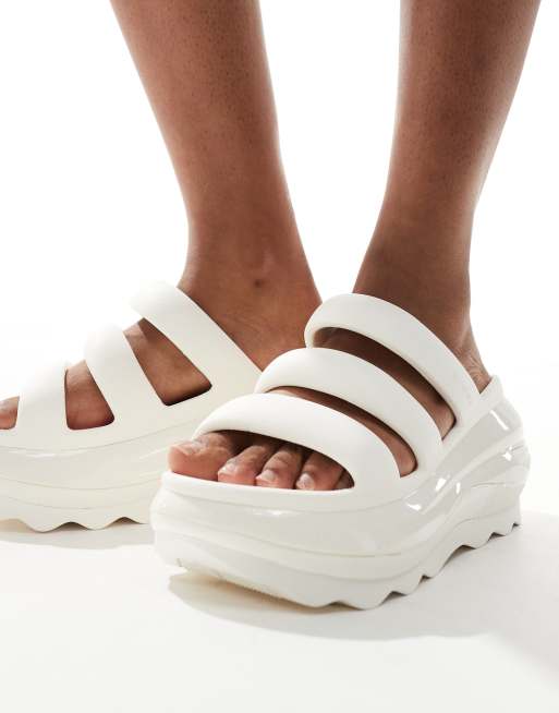 Sandalias color tiza con 3 correas Mega Crush de Crocs