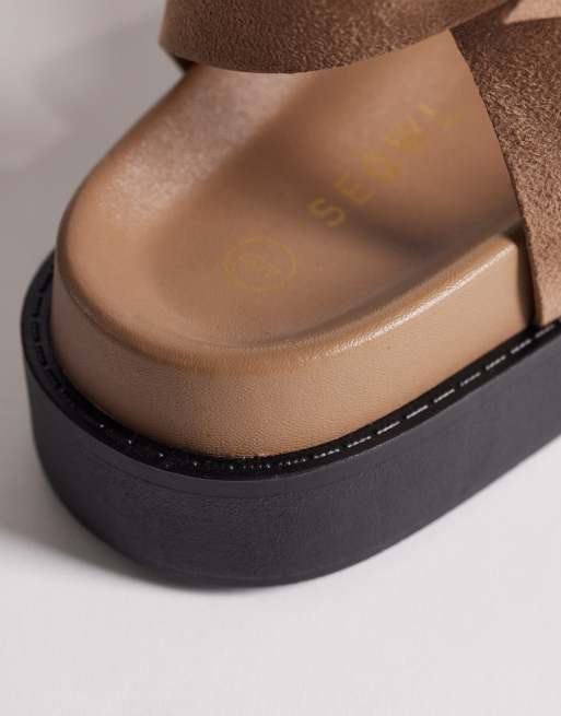 Sandalias color topo con diseño de tiras y plataforma plana de antelina de SEQWL, 3 de 4