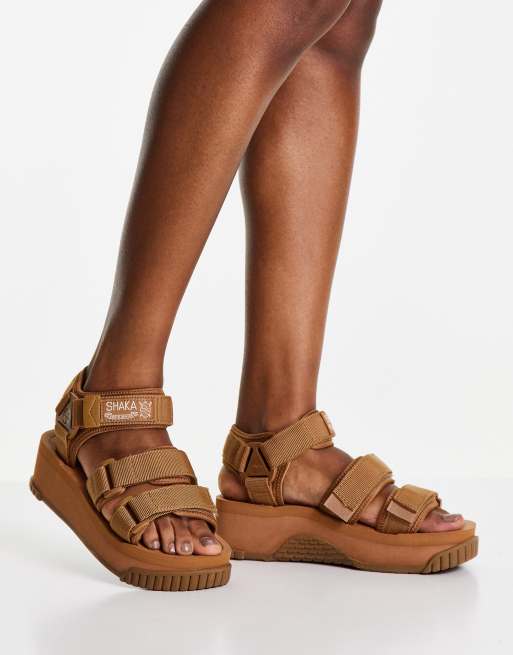 Sandalias color tostado con diseño de doble tira y plataforma Neo Bungy de Shaka