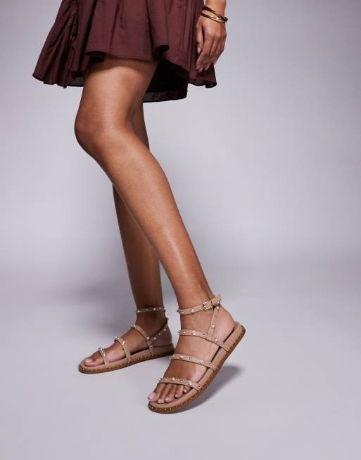 Sandalias color tostado con diseño de tiras con perlas y tachuelas Stormie de Steve Madden