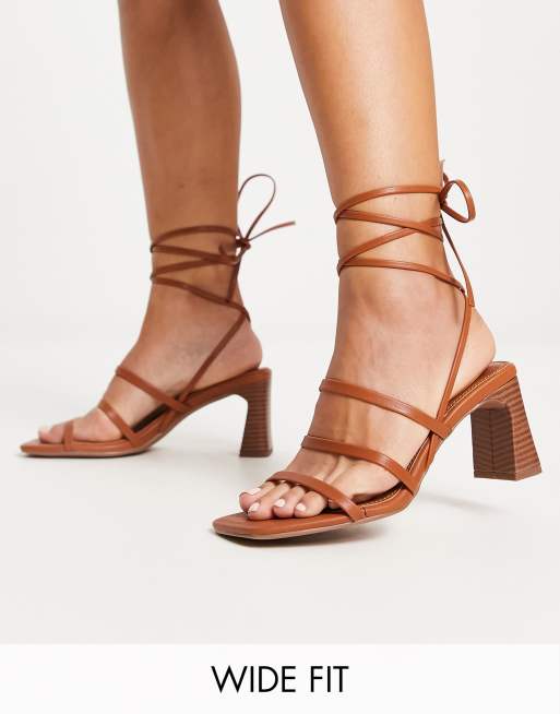 Sandalias color tostado con tacón medio y diseño de tiras anudado a la pierna Hidden de ASOS DESIGN Wide Fit