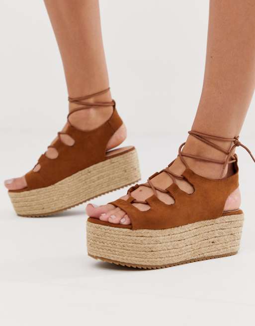 Sandalias color tostado antelina con plataforma plana de New Look |