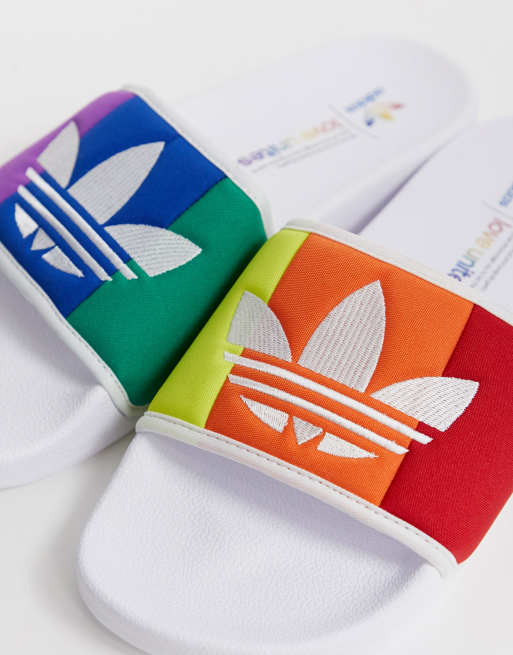Sandalias con dise o multicolor Pride adilette de adidas Originals