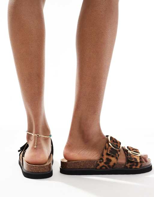 Sandalias con dos correas, estampado de leopardo y hebillas de New Look, 2 de 4